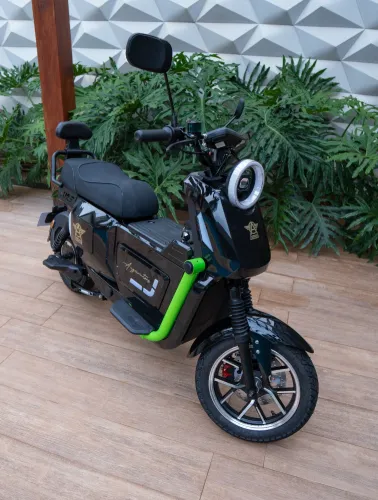 BICICLETA ELÉTRICA SCOOTER BIVOLT FOREVER  1000W PRETA