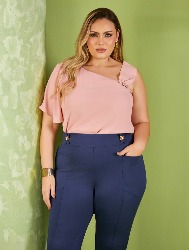 BLUSA COM MANGA ÚNICA E BOTÕES STRASS