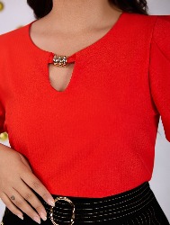 BLUSA COM MANGA PRINCESA E ACESSÓRIO FRONTAL