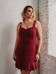 VESTIDO COM RECORTE NO BUSTO E ACESSÓRIOS