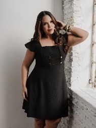 VESTIDO CURTO COM RECORTES E BOTÕES FROTAL