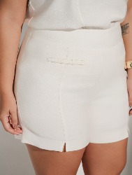 SHORT COM DETALHE DE TRANÇAS