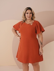 VESTIDO COM DECOTE ASSIMÉTRICO E ACESSÓRIOS