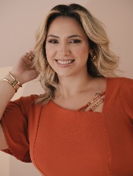 VESTIDO COM DECOTE ASSIMÉTRICO E ACESSÓRIOS